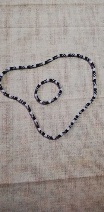 Ръчно изработени гривни и гердани от мъниста.