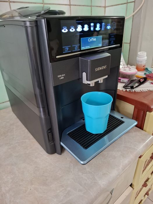 Vând aparat de cafea automat Siemens EQ6 Plus S400, în stare foarte bună, perfect funcțional. Aparatul a fost folosit cu grijă, curățat regulat