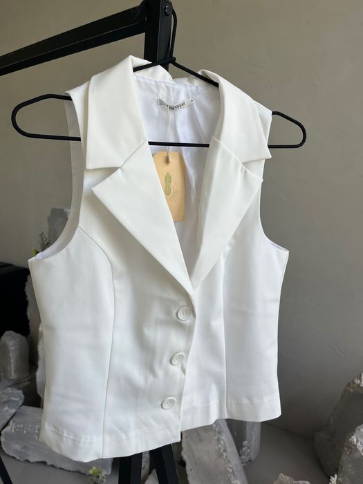 Дамска жилетка бяла