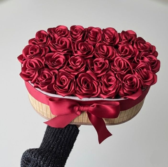 Сатенени рози в кошница