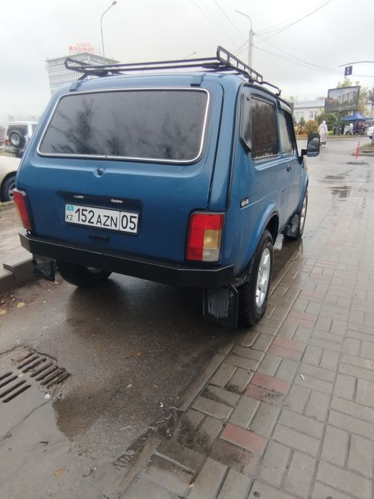 Машина нива 2002 года