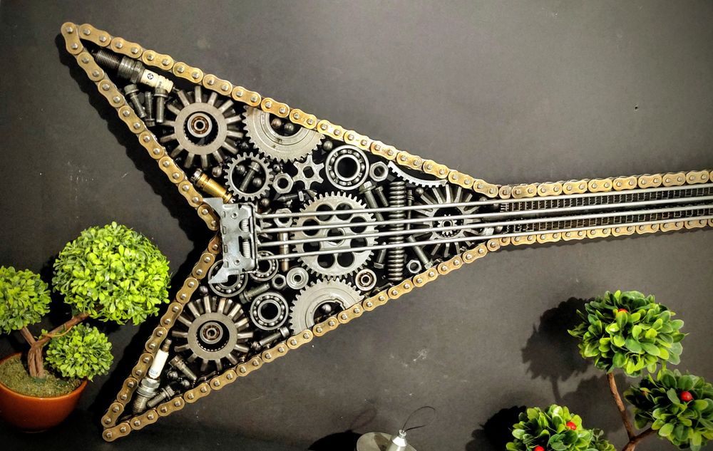 Декоративна бас китара изработена от авточасти