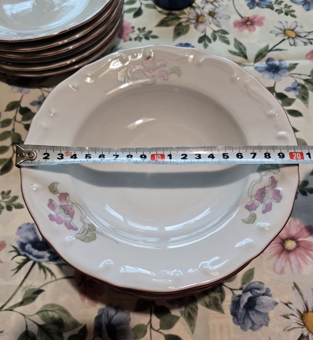 Порцеланови чинии "Изида" с бароков релеф
8 бр. дълбоки, 
6 бр. плитки