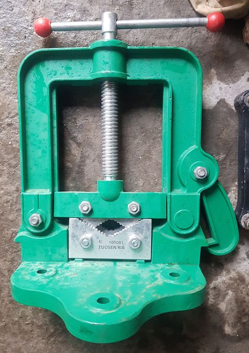 Продаются тиски для труб