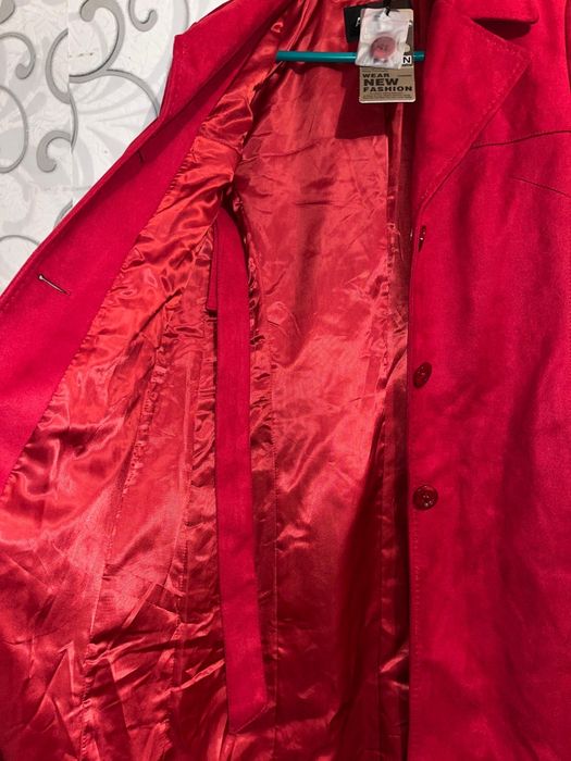 Пальто красный осенний