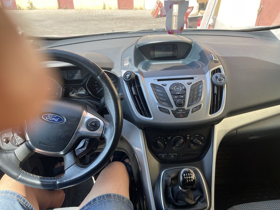 Vand Ford Grand C max 2011 ,5locuri. Proprietar,fiscal pe loc.Masina nu are martori aprinsi,revizii la timp,clima functionala.