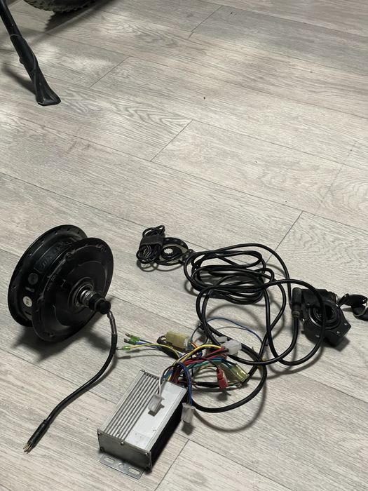 Мотор-колесо, контроллер и ручка газа.