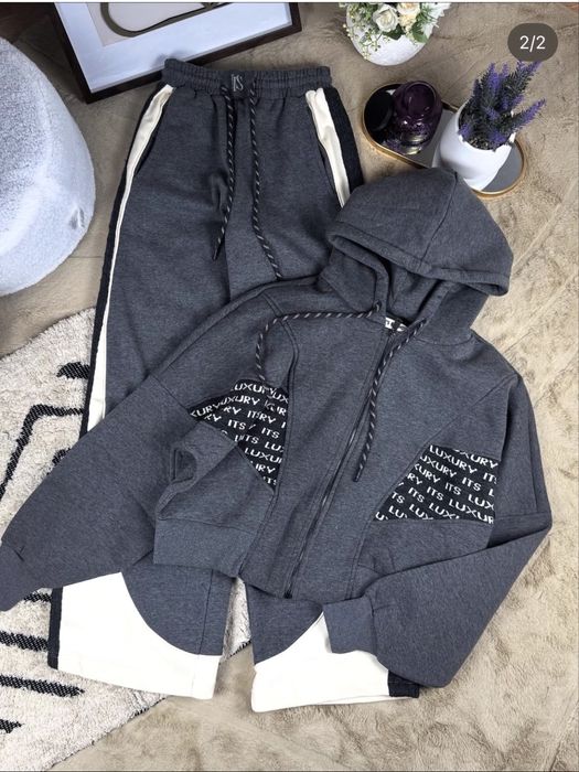 Плътен дамски екип с широк крачол