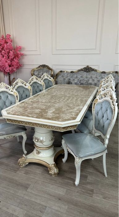 Стол и стулья в гостиную