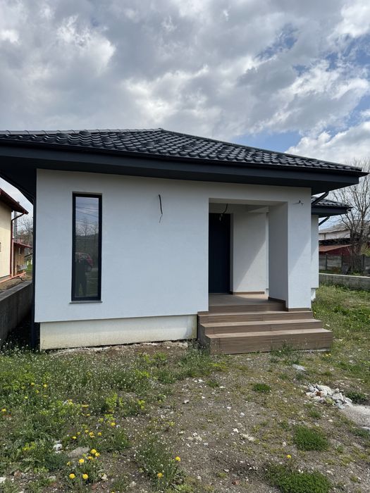 Casa + garaj si beci de vanzare in Curtea de Arges - strada Valea Danului
