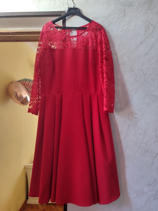 Платье женское красного цвета