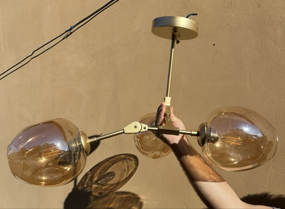 Vand lustra cu cadru metalic auriu si 3 abajururi. Negociabil