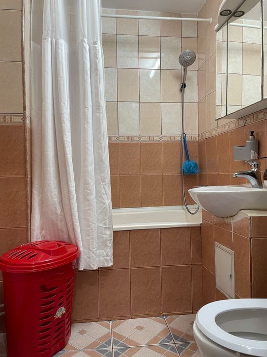Închiriez apartament cu 3 camere