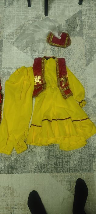 Продам костюмы для девочек