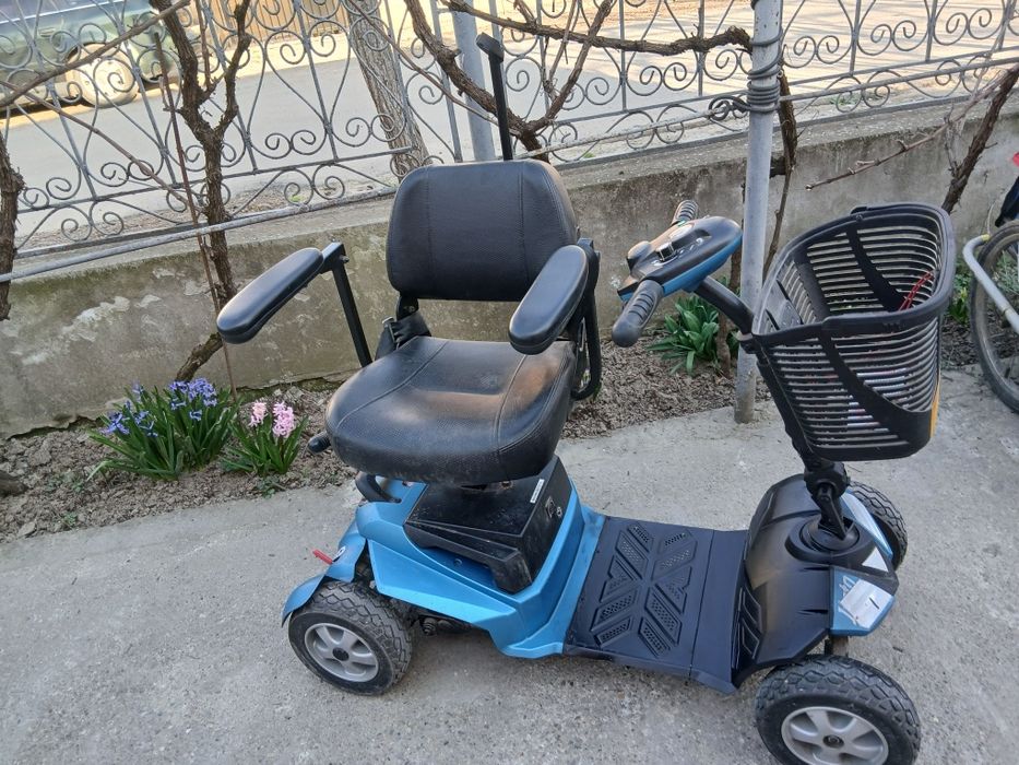 Scuter electric cu 4 roți  pentru persoane cu handicap