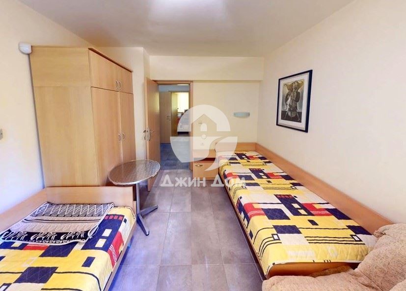 Просторна четириетажна къща с 8 спални във вилна зона „Зора"