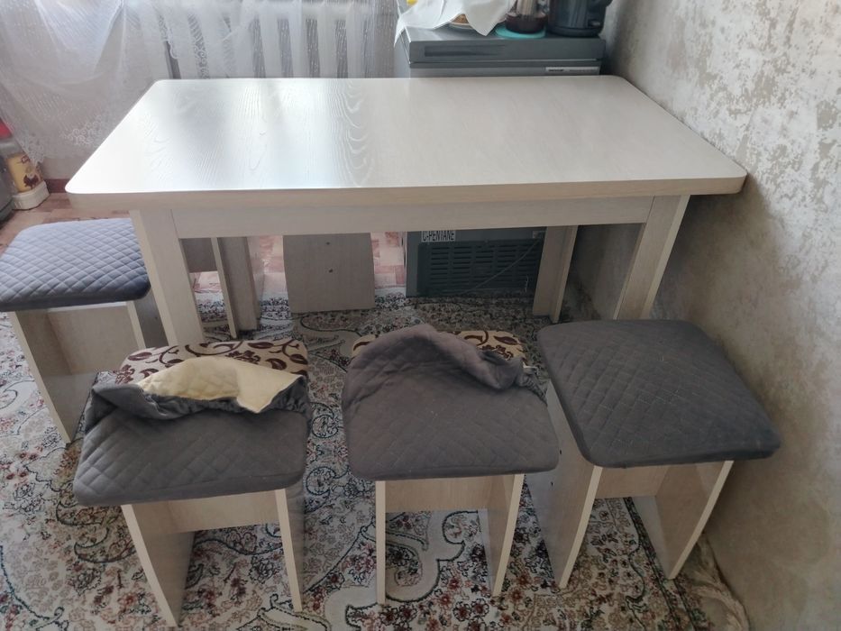 Стол со стульями