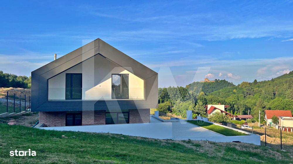 Casa arhitectura moderna cu panorama spre Muntii Fagaras si Cetatea Ci