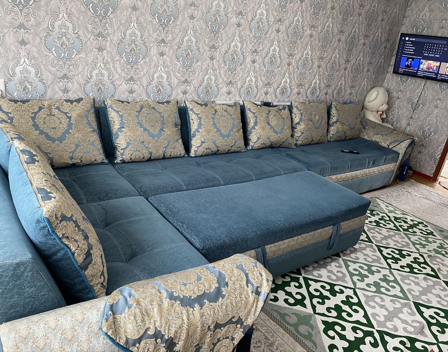 Диван, телевизор