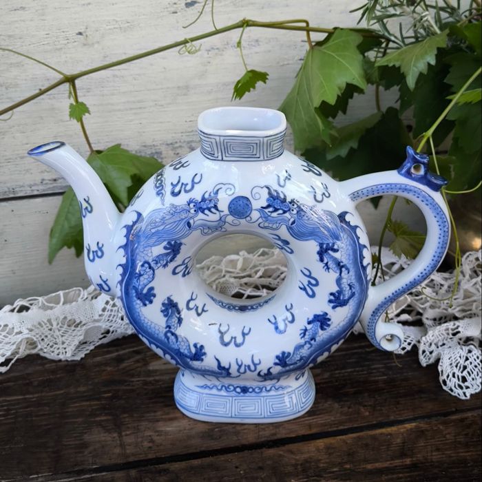 Чайник с ръчно рисувани дракони