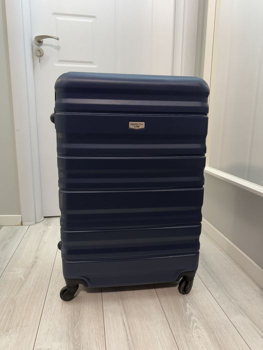 Чисто нов голям син куфар