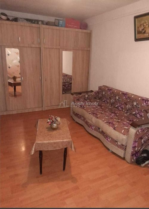 Vand apartament  cu 2 camere decomandat