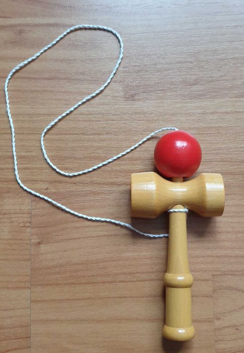 Kendama din lemn rosu 14 cm  - NOU