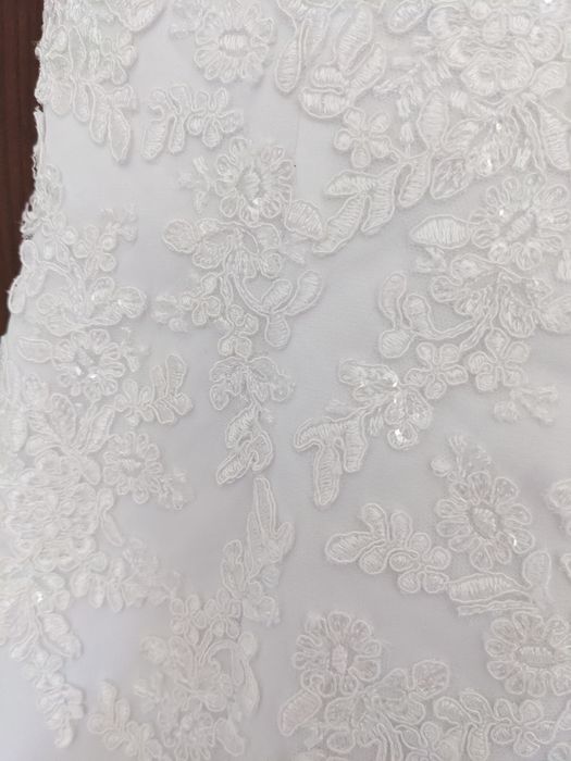 Rochie de mireasa, in formă de A, cu trenă si nasture de prindere