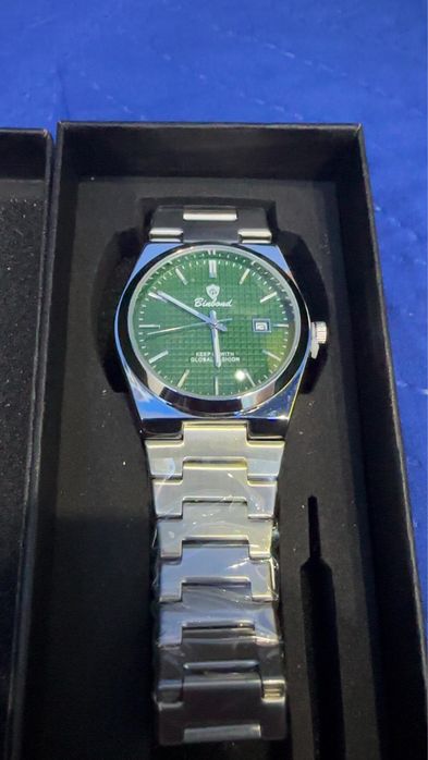 Продавам Часовник Limited Edition Green