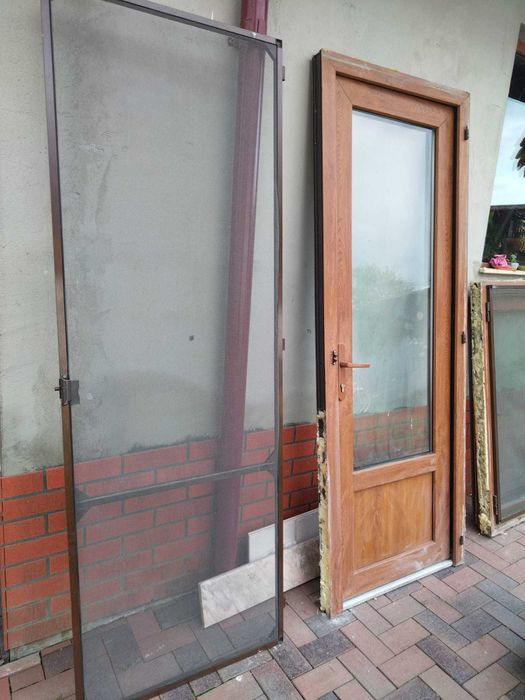 Vand geam+usa exterior+plase insecte pret negociabil