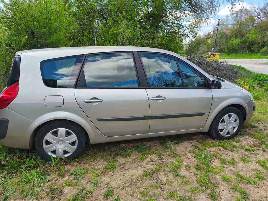 Продавам Рено Гранд Сценик