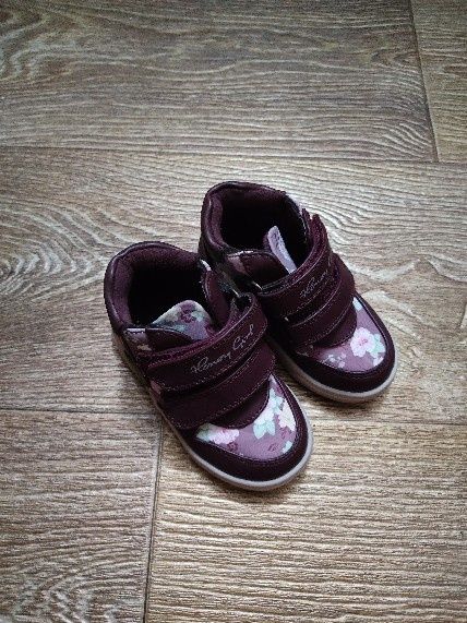 Продам детские ботинки на девочку весна-осень
