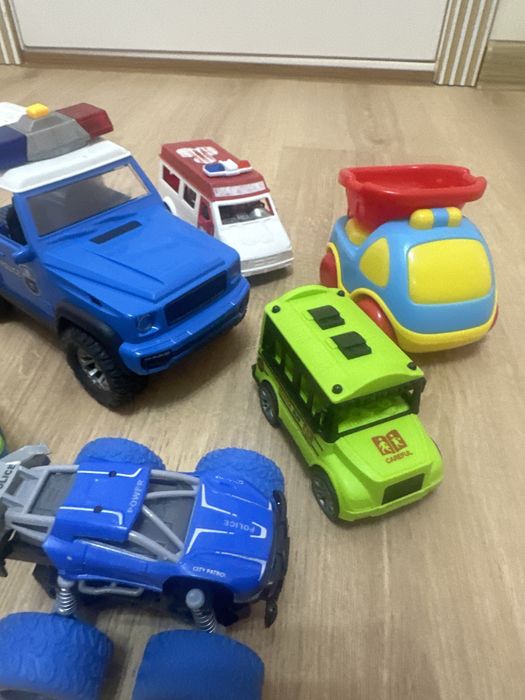 Игрушки разные.