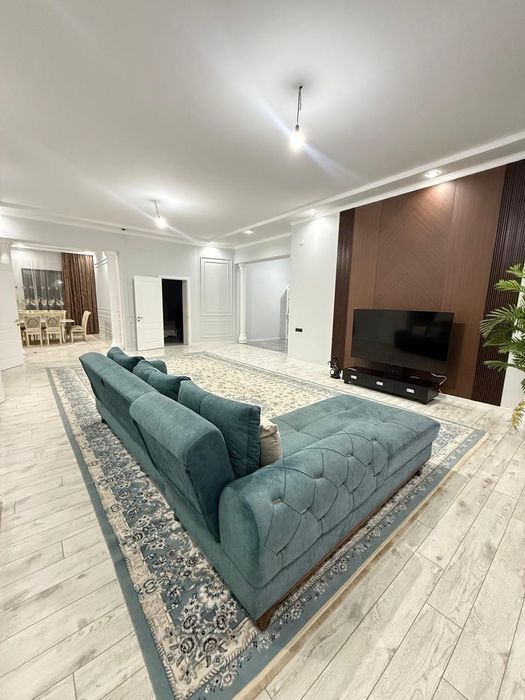 Коммунизмде жаңадан салынған үлкен үй сатылады.