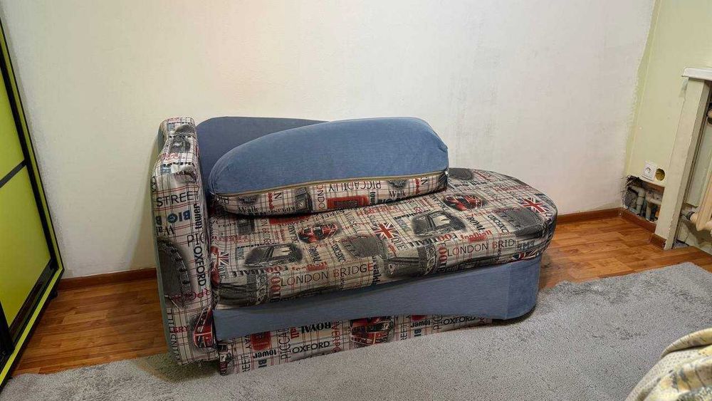 детская кровать с подушкой