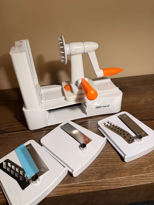 Уред за спираловидно нарязване на зеленчуци за украса