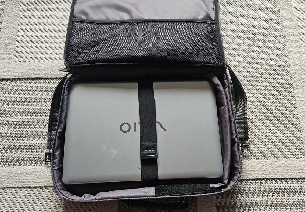 Лаптоп Sony VAIO VPCEB1E1E Core i3, 4GB RAM, Windows 10  Оригинална чанта VAIO