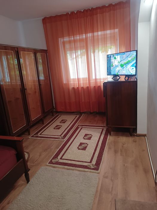Ofer spre închiriere garsonieră.