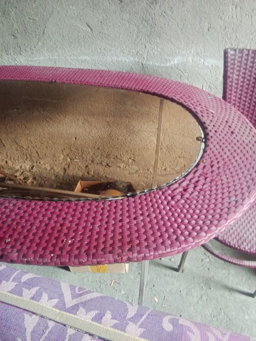 Продам стол . Сверху стекло.