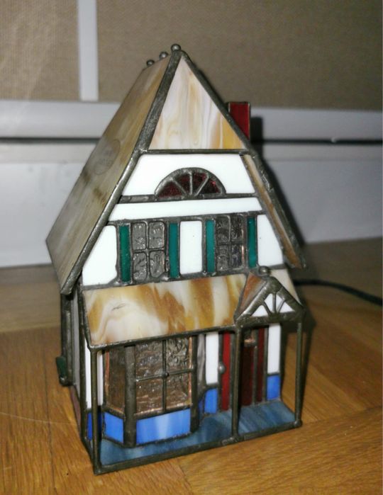Антикварна лампа Тифани изработена от стъкло ,метал оформена като къща
