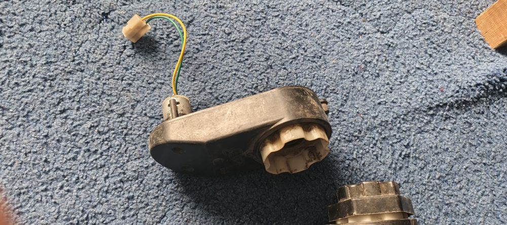 Bolalar mashinasining g‘ildirak motori sotiladi.