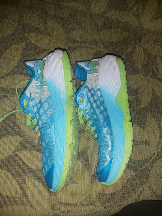 Маратонки HOKA, Nеw Balance и Diadora