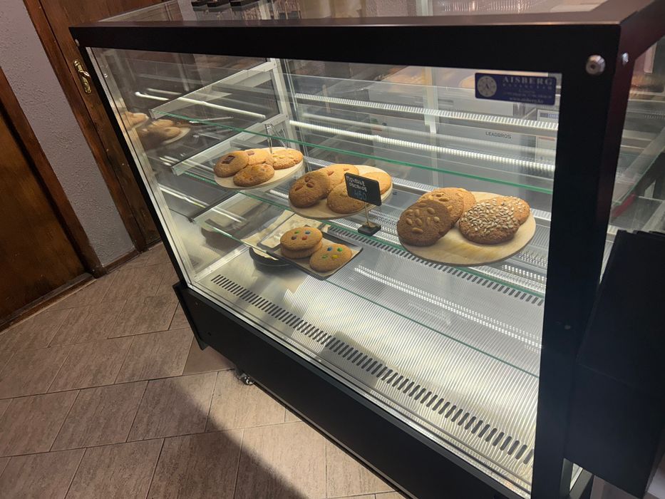 Продам витринный кондитерский холодильник