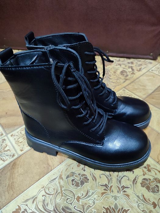 Продам женские ботинки