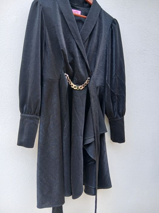 Rochie Neagră Elegantă Petrecută cu Detalii Aurii