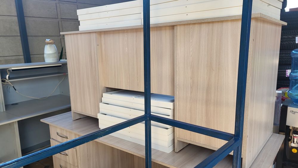 Офисная мебель. Столы и шкафы