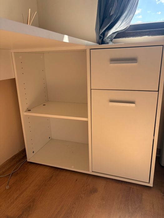 Бяло ъглово бюро