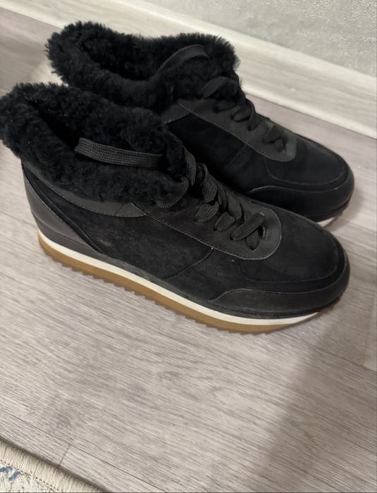 Зимние кроссовки . С мехом . Удобные .