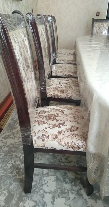 Стол орындығымен сатылады