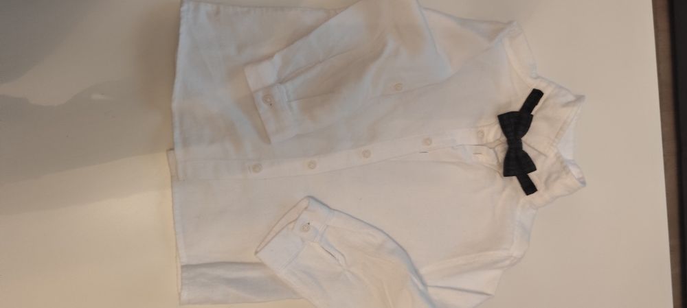 Pantaloni si camasa ,cu bretele si papion